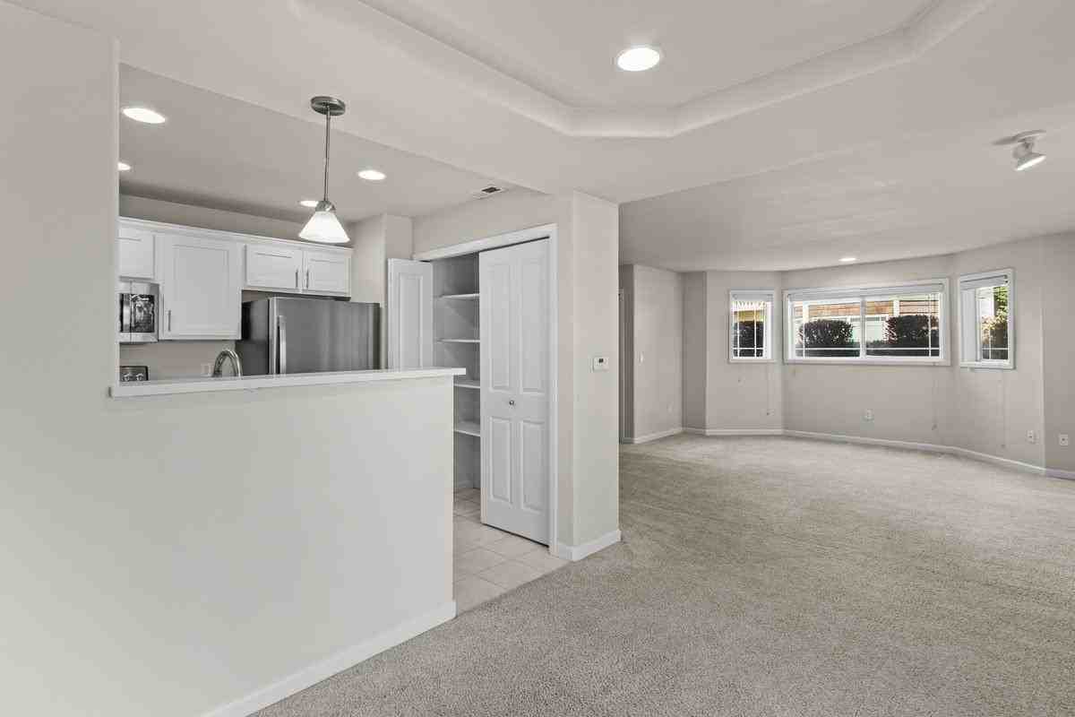 725 N Center Pkwy - Photo 4 of 29