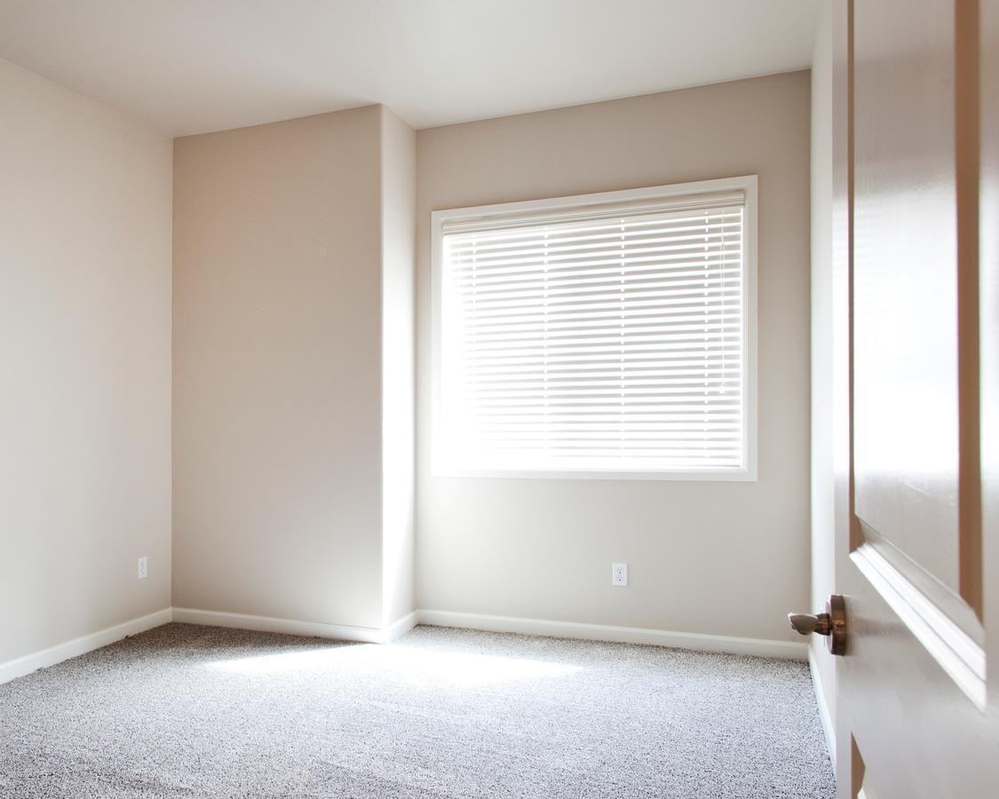 725 N Center Pkwy - Photo 6 of 21