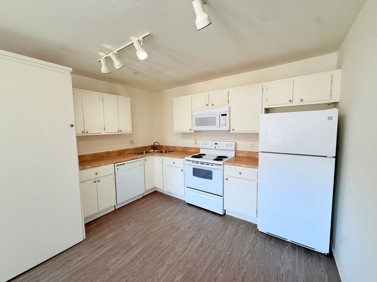 Cedar Creek Apartment Homes - Photo 3 of 11