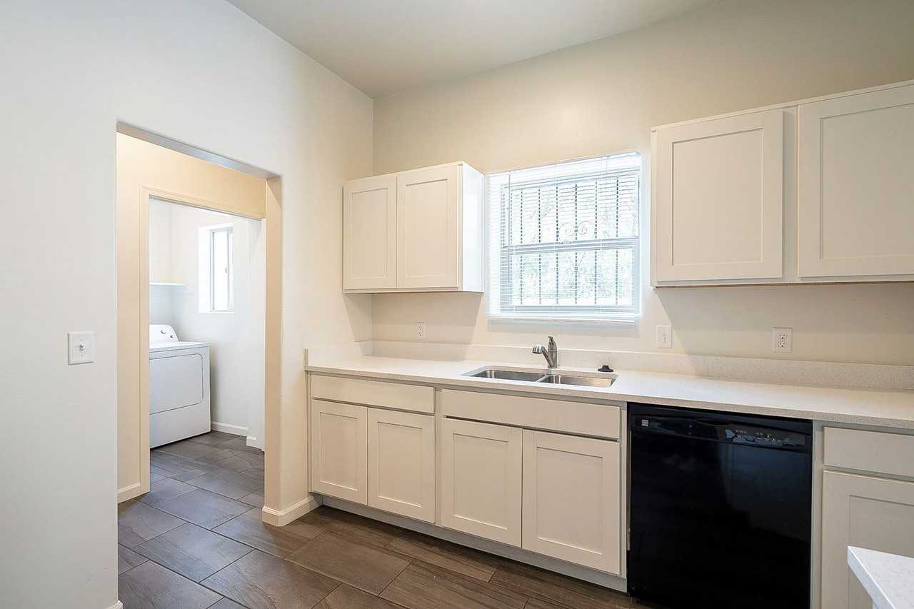 436 N Euclid Ave - Photo 6 of 42