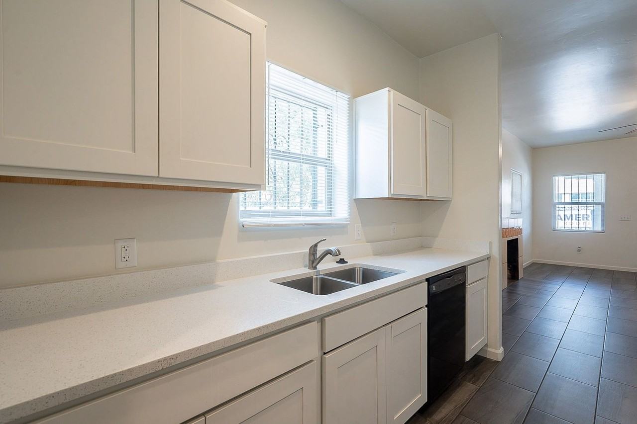 436 N Euclid Ave - Photo 7 of 42