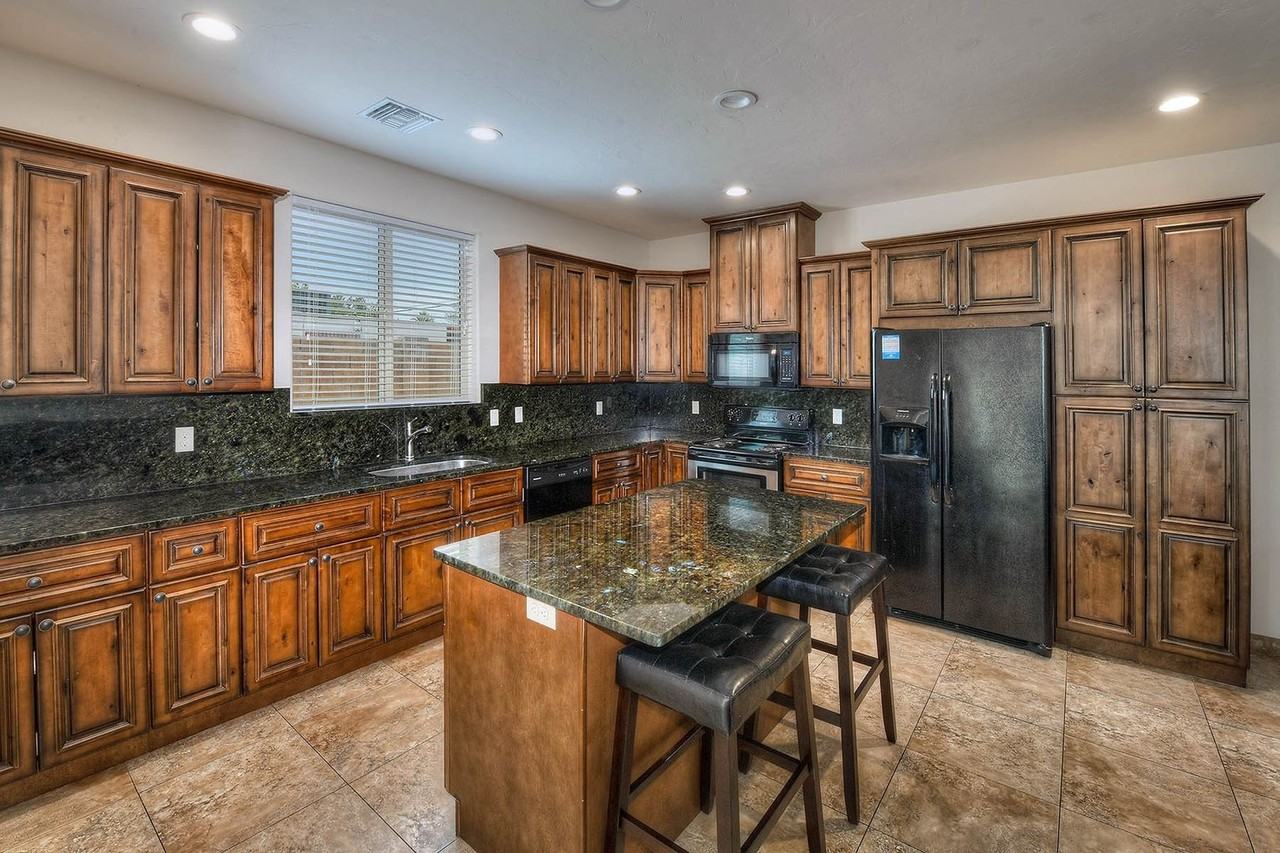 2600 E. Lee St. - Photo 2 of 10