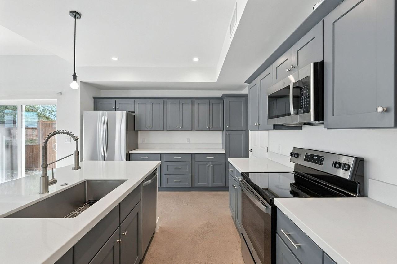 1310 E. Elm St. - Photo 4 of 29