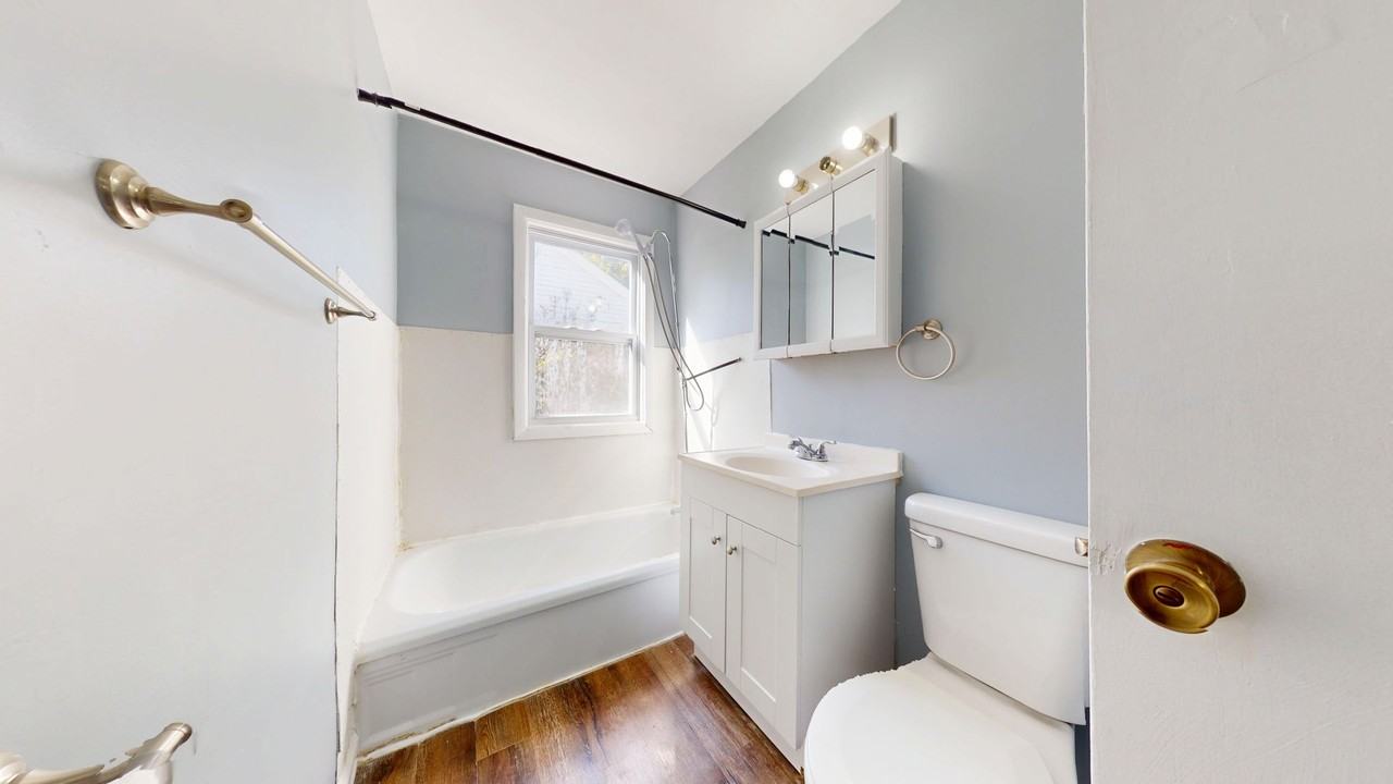 681 Burns St - Photo 5 of 9