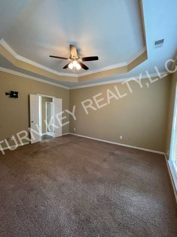 515 Enclave Circle - Photo 3 of 10