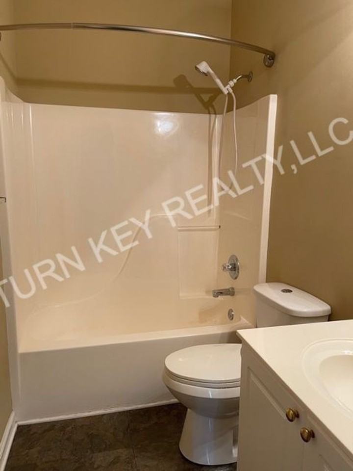 515 Enclave Circle - Photo 7 of 10