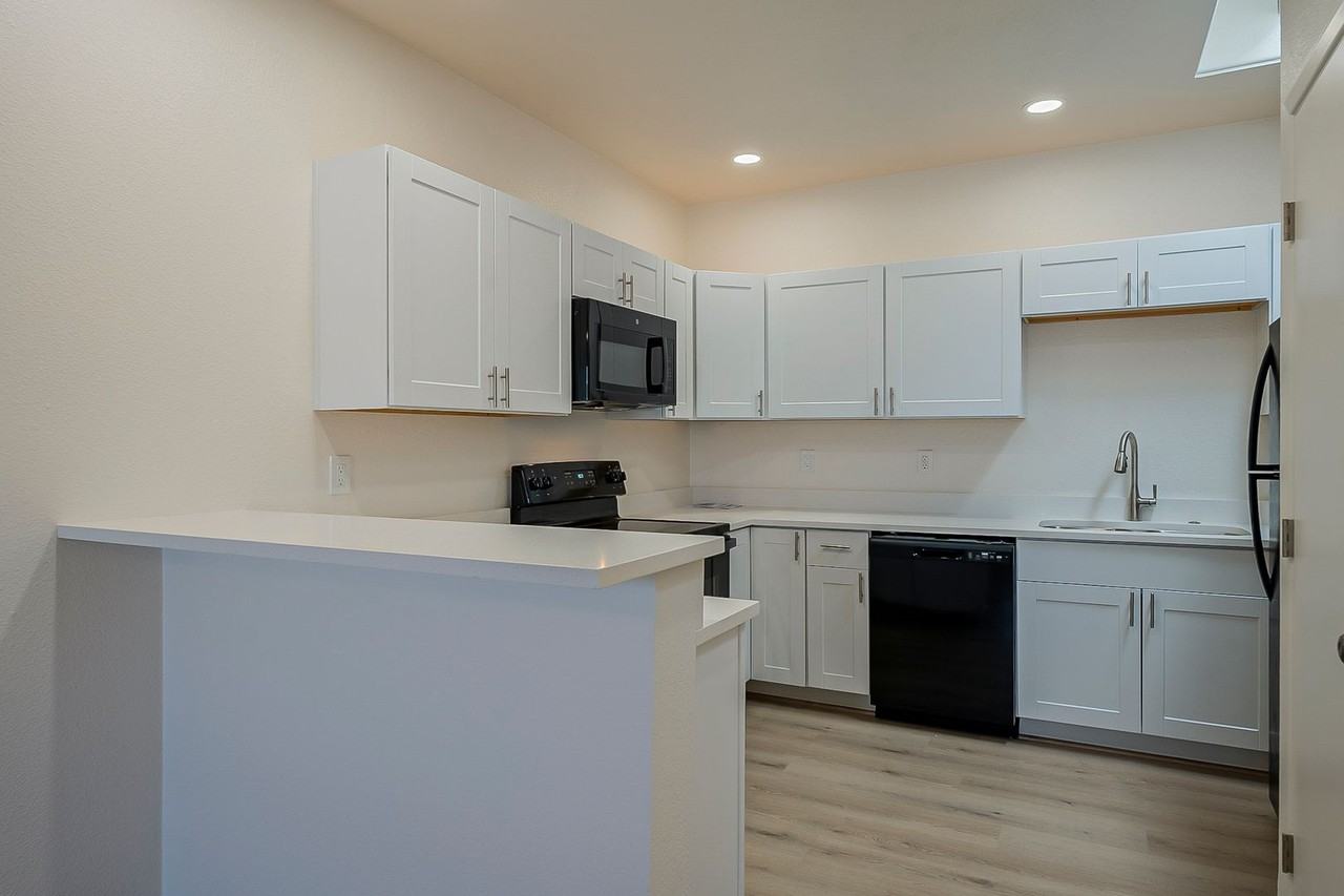 315 & 317 E. Lester St. - Photo 2 of 15