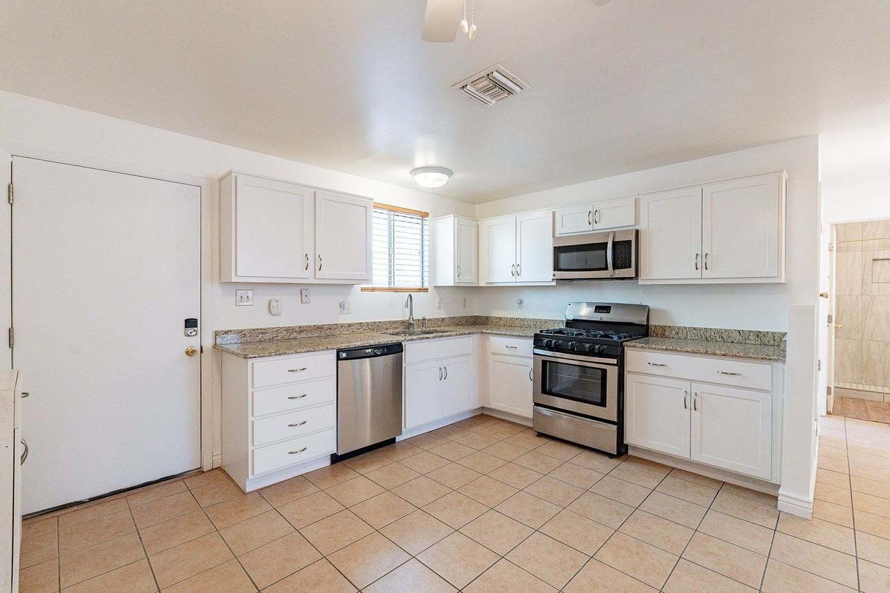 327 E Lester St - Photo 5 of 28