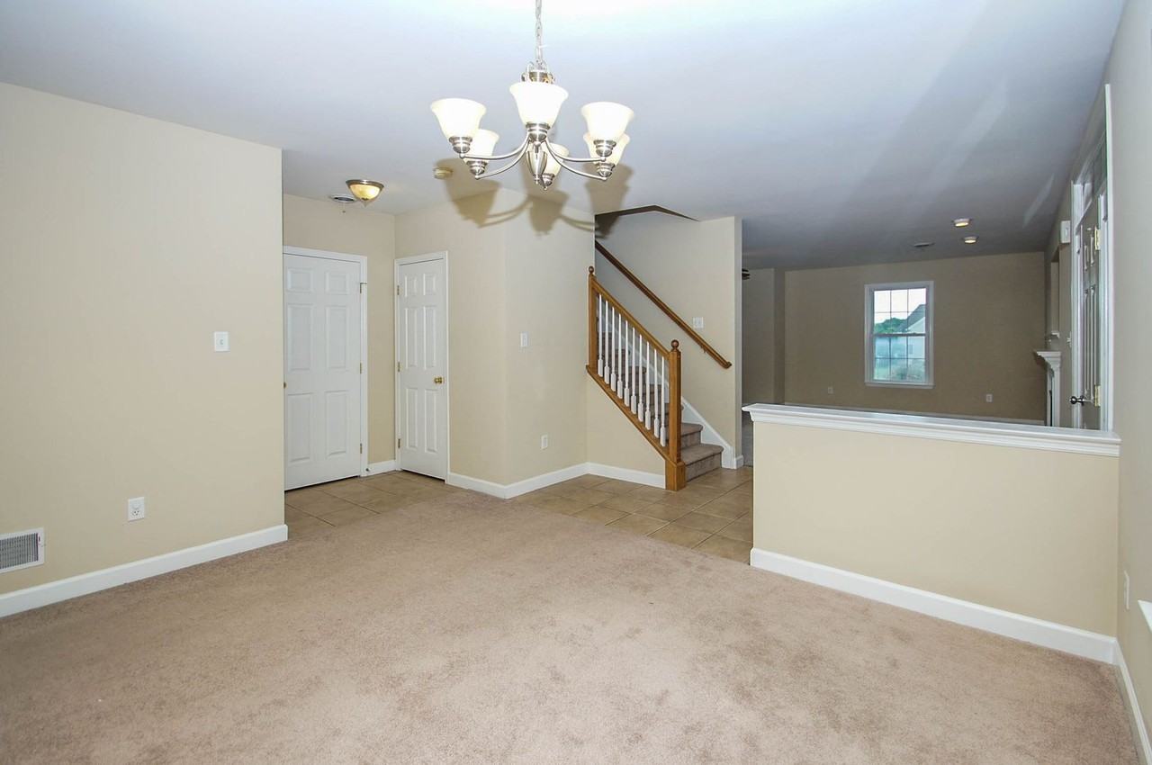 215 Springmont Dr - Photo 3 of 25