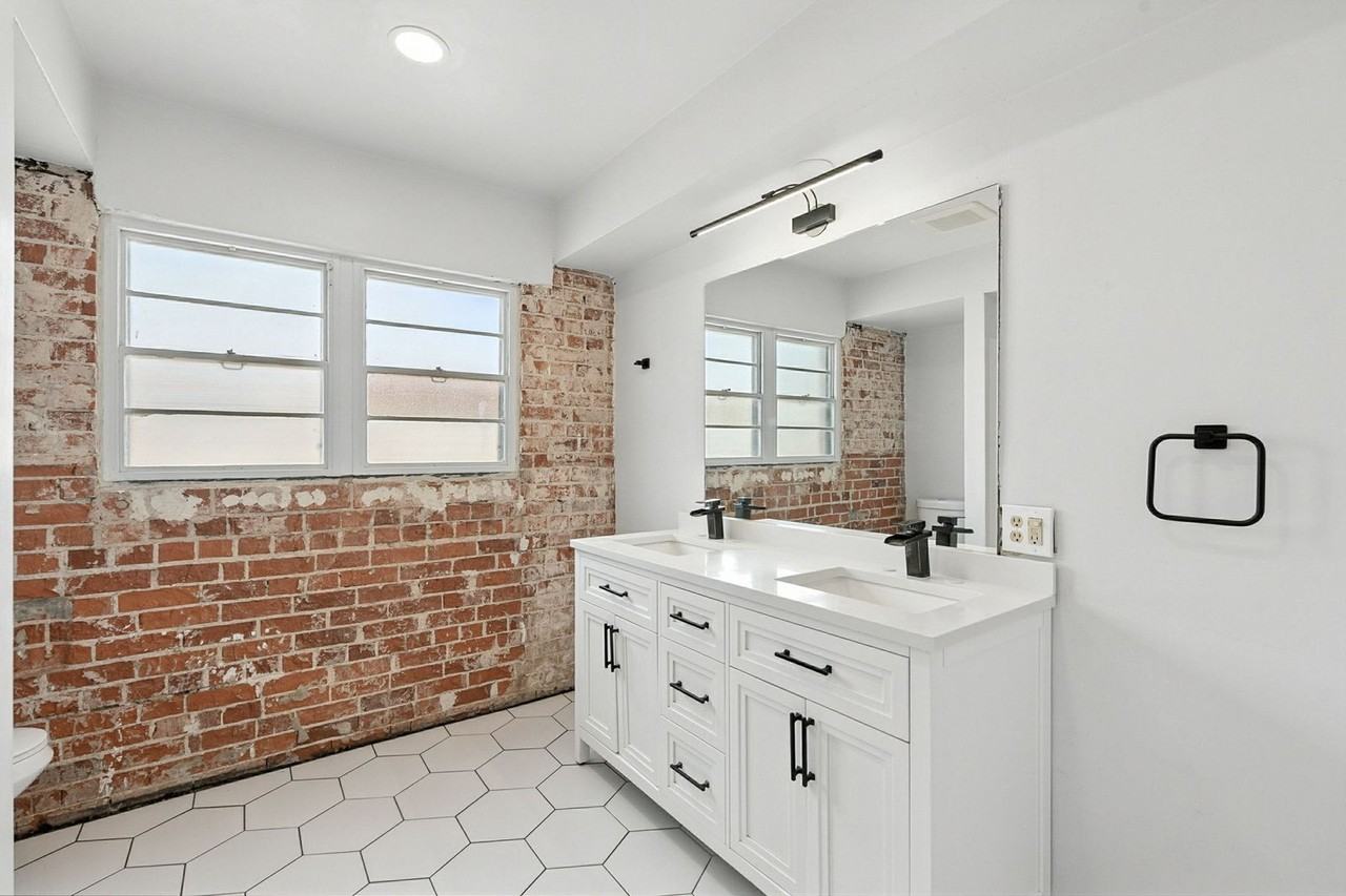 1520 E. 10th St. - Photo 5 of 36