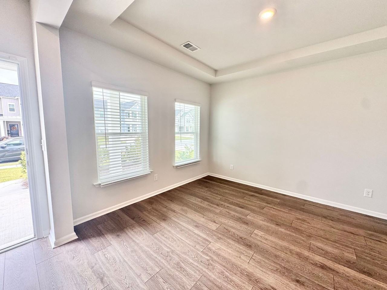 245 Lillian St - Photo 4 of 26