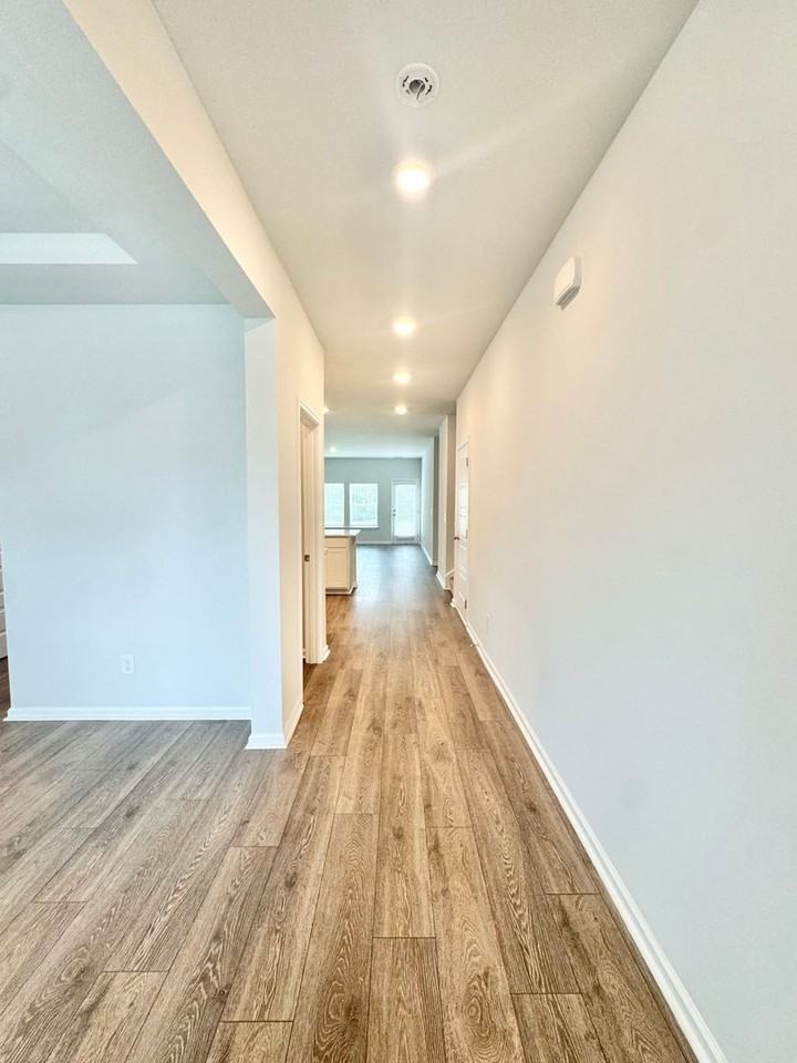 245 Lillian St - Photo 5 of 26