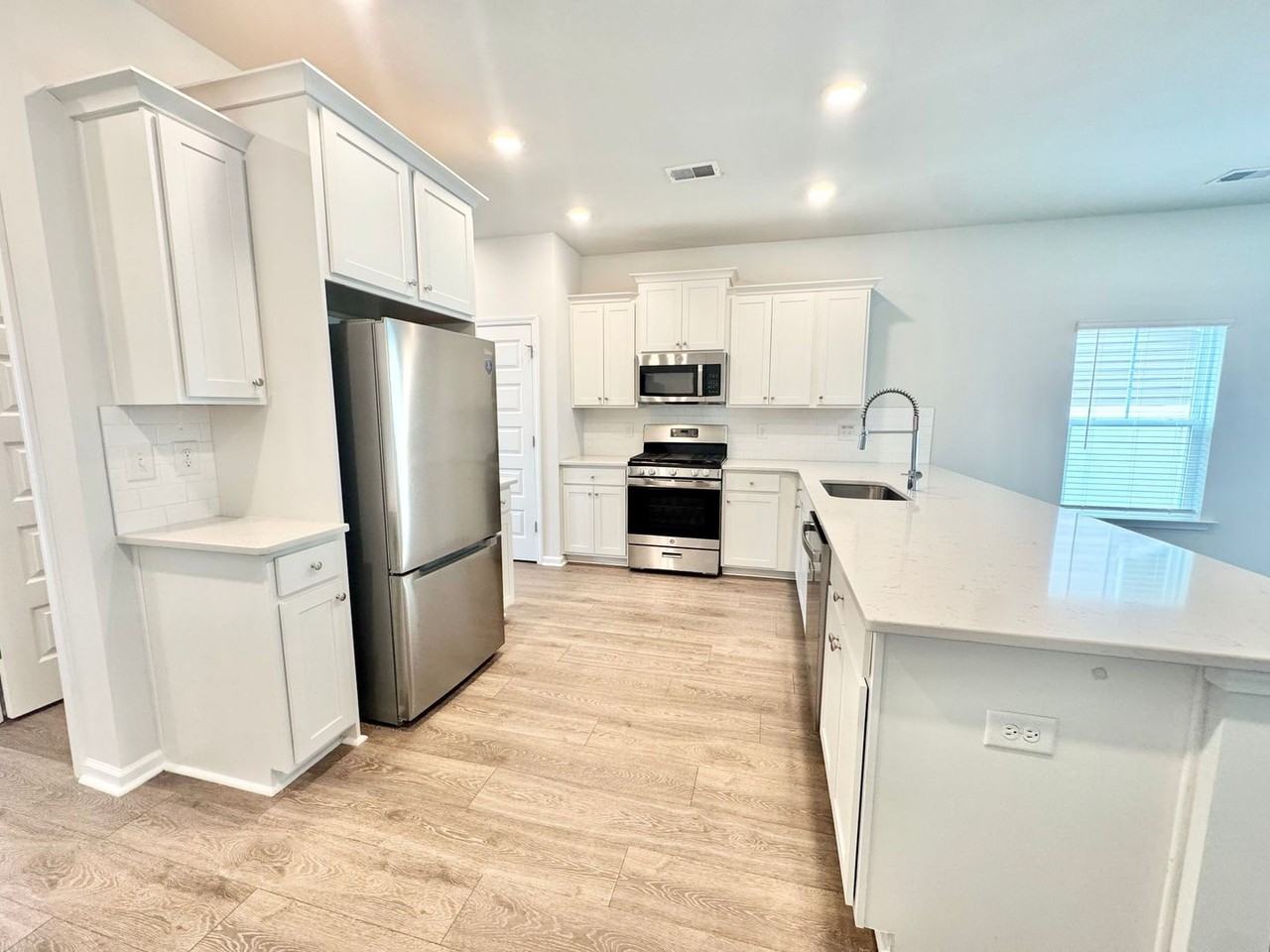 245 Lillian St - Photo 3 of 26