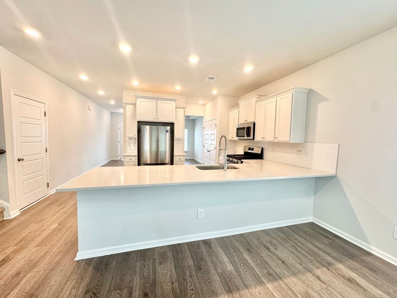 245 Lillian St - Photo 6 of 26