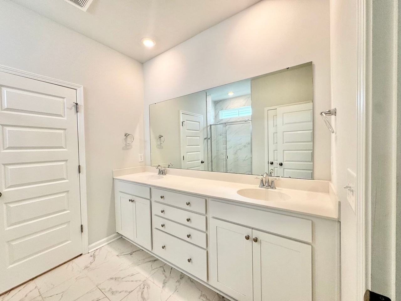 245 Lillian St - Photo 7 of 26