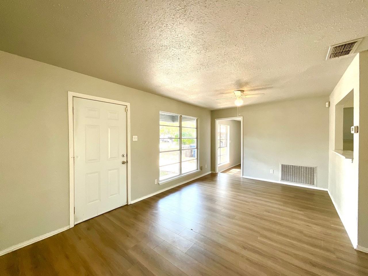 319 Mahota Dr - Photo 4 of 37