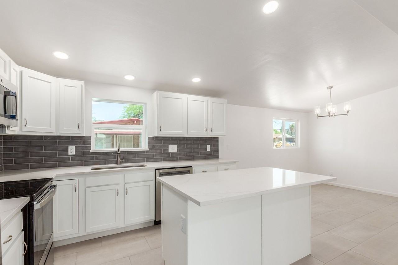 2110 N Highland Ave - Photo 3 of 30