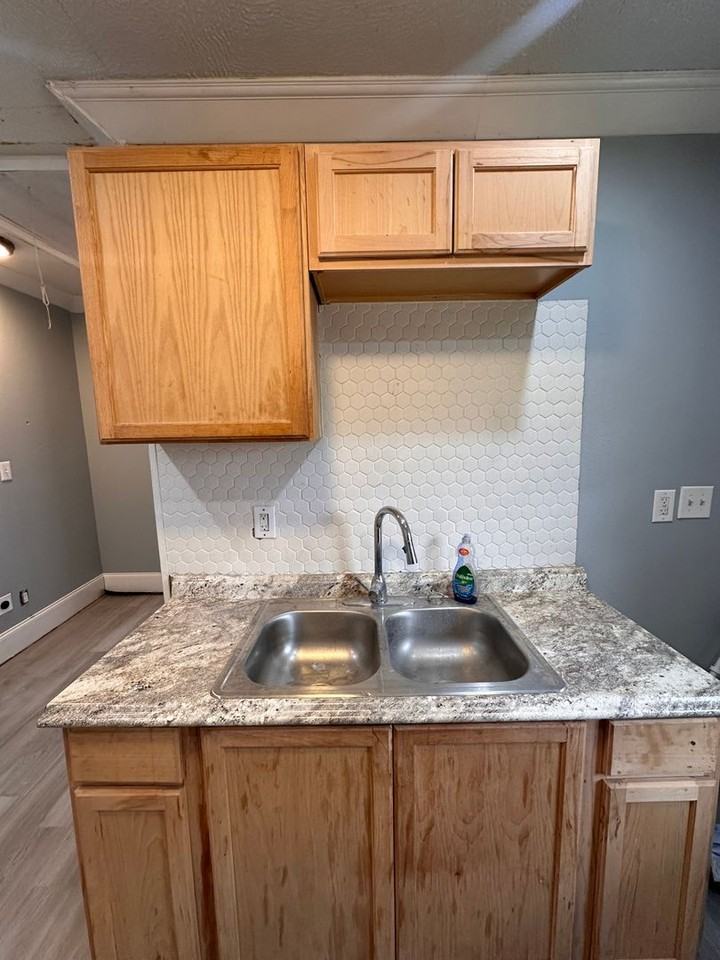 137 Lister St - Photo 6 of 9