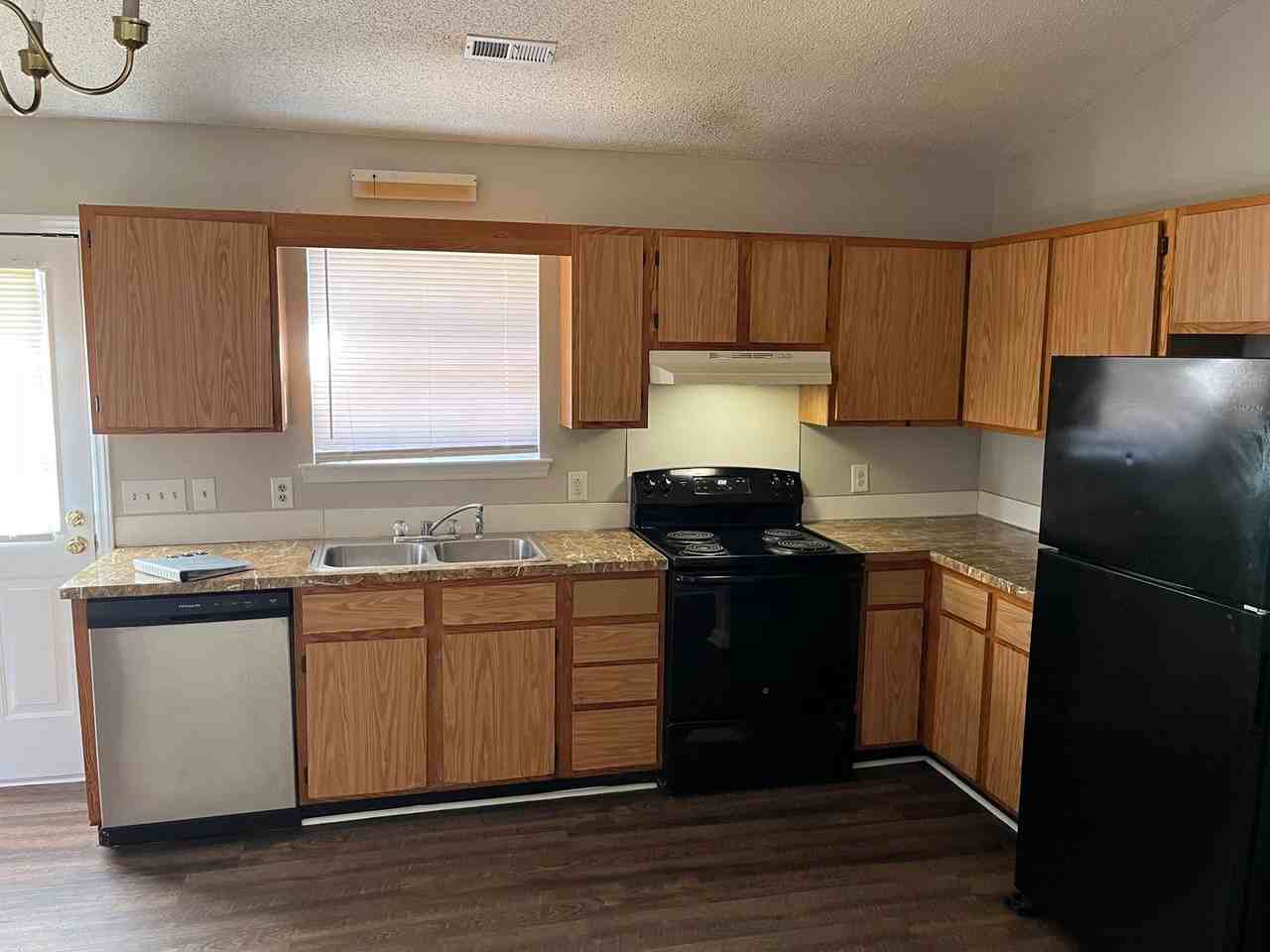 1149 Pelham Wood Dr - Photo 3 of 12