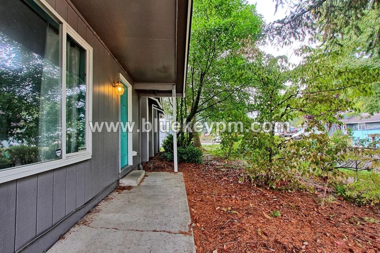 5513 Ne 39th St - Photo 3 of 17