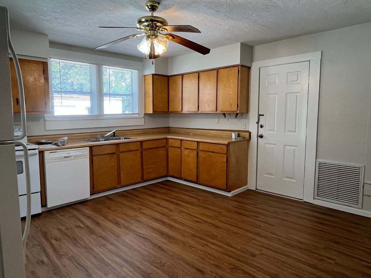 249 Ne Bloxham St - Photo 2 of 13
