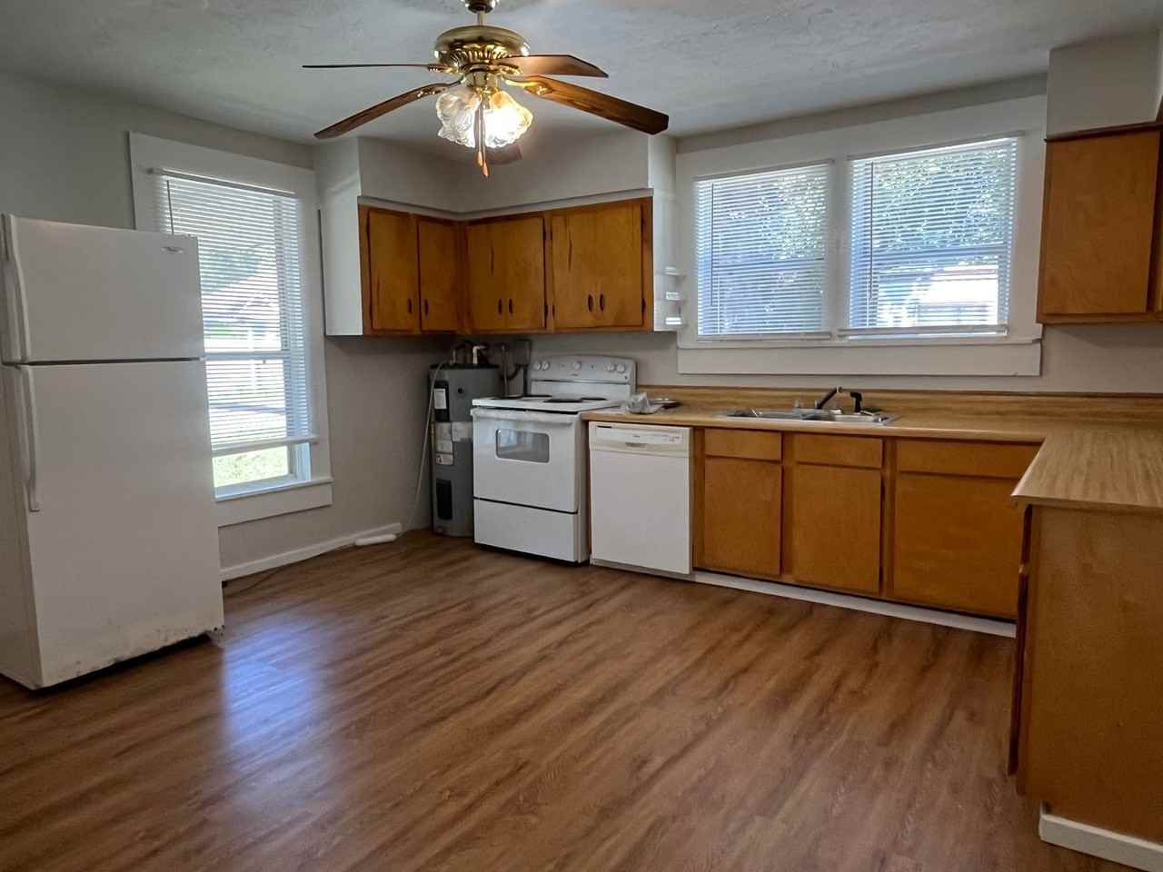 249 Ne Bloxham St - Photo 3 of 13