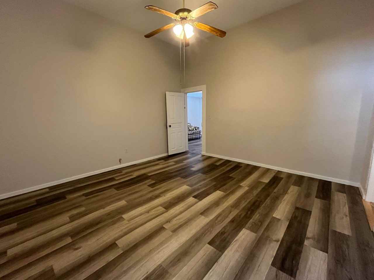 249 Ne Bloxham St - Photo 4 of 13