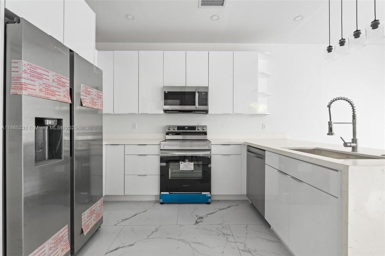 2145 Nw 4th St - Photo 2 of 15