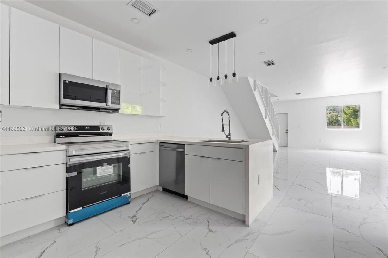 2145 Nw 4th St - Photo 3 of 15