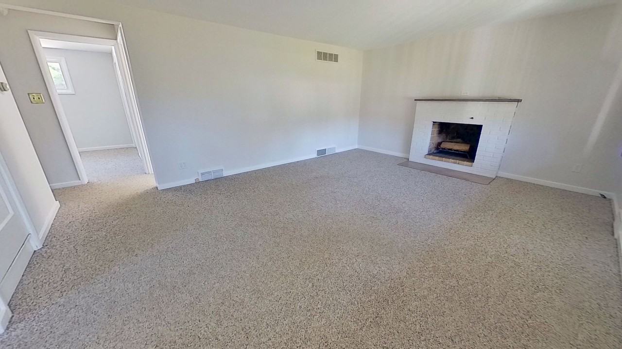 131 S Kershaw St - Photo 2 of 13