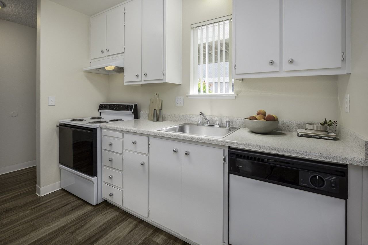 Renaissance Park Apartments - Photo 3 of 38