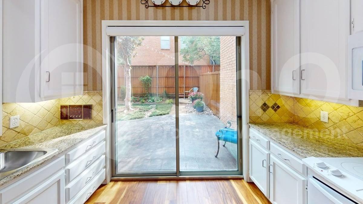 5734 Remington Park Sq - Photo 3 of 10