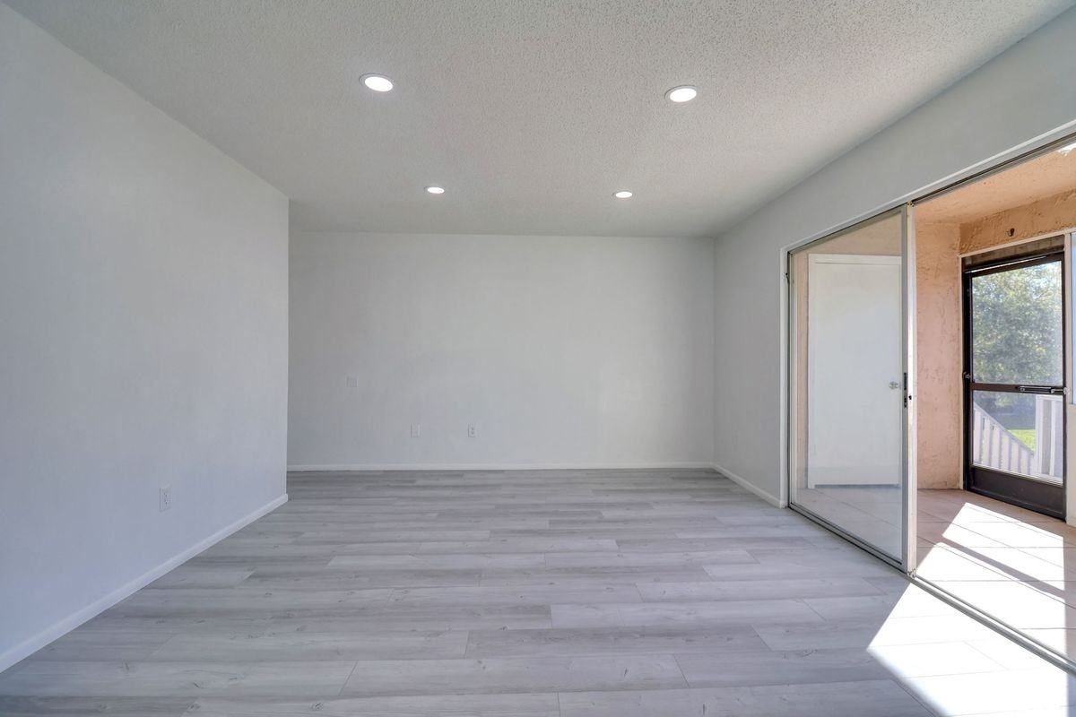 4004 Cortez Dr ##D - Photo 4 of 31