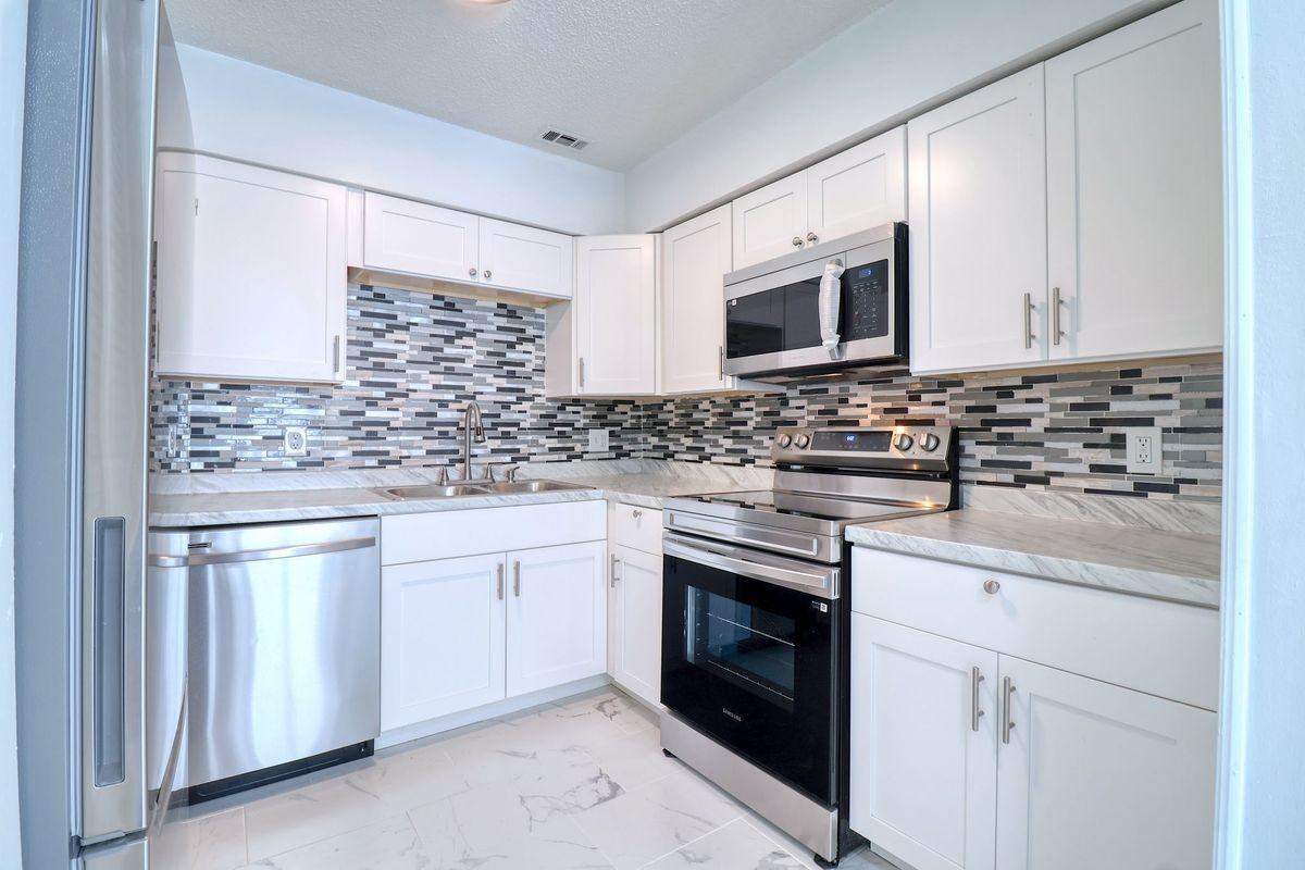 4004 Cortez Dr ##D - Photo 6 of 31