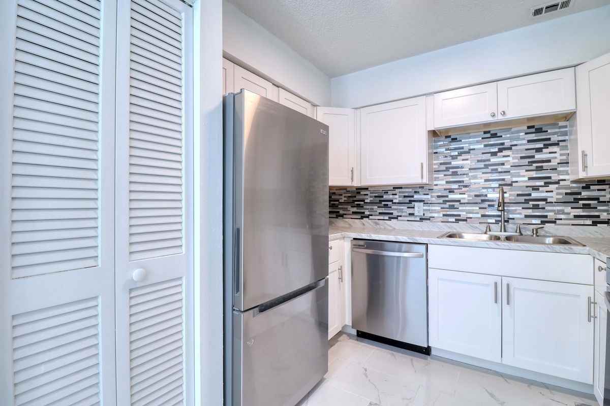 4004 Cortez Dr ##D - Photo 7 of 31