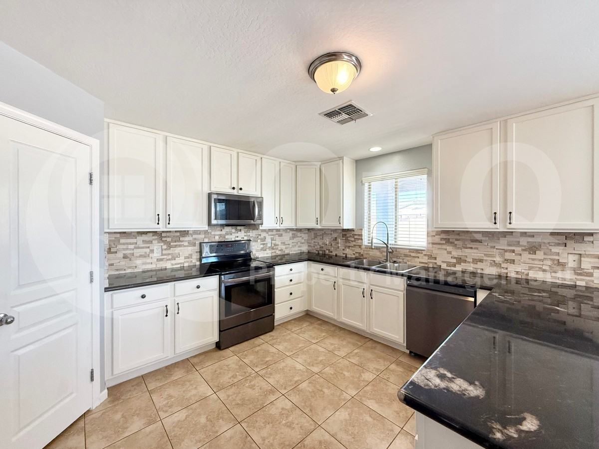 2348 N Sand Hills Ct - Photo 4 of 27