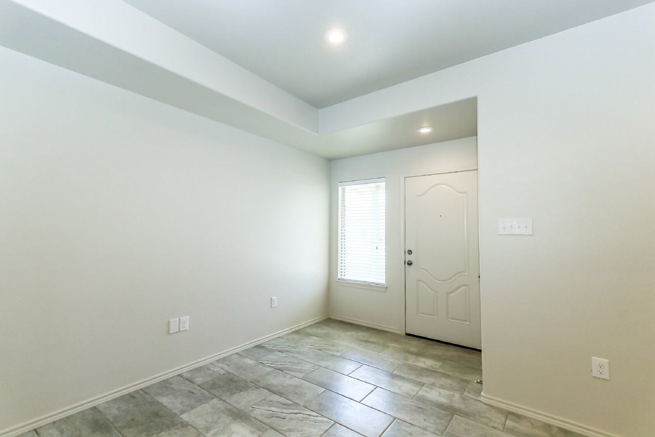 6905 67th Street - Photo 3 of 36