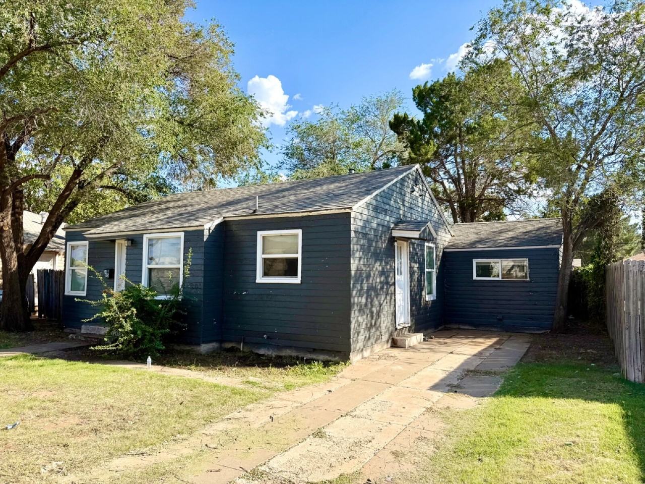 2405 23rd St - Photo 2 of 17