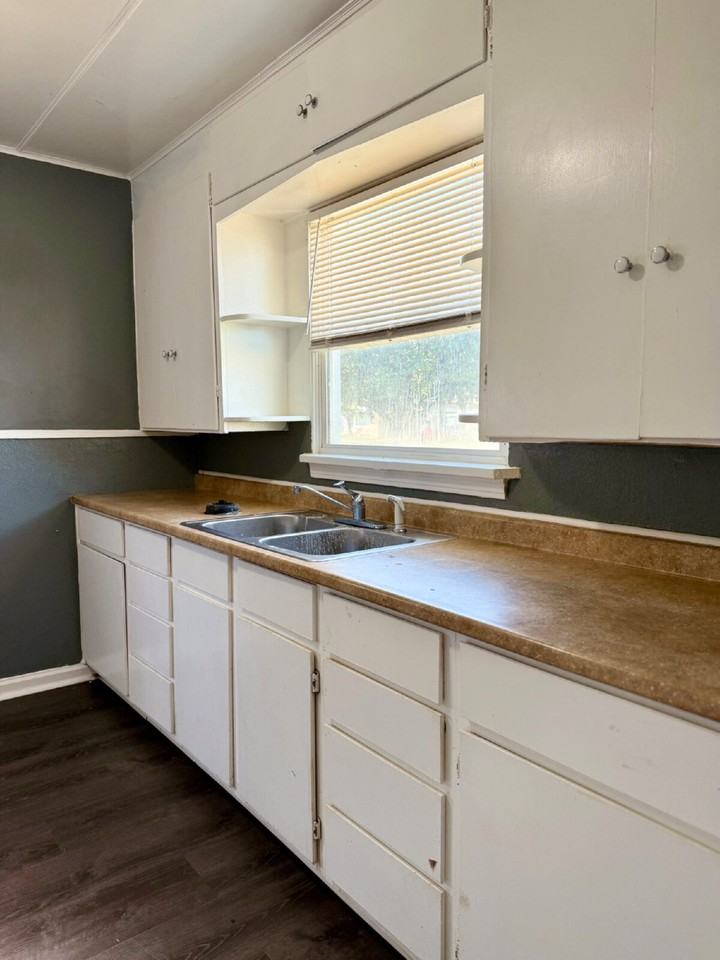 2405 23rd St - Photo 5 of 17