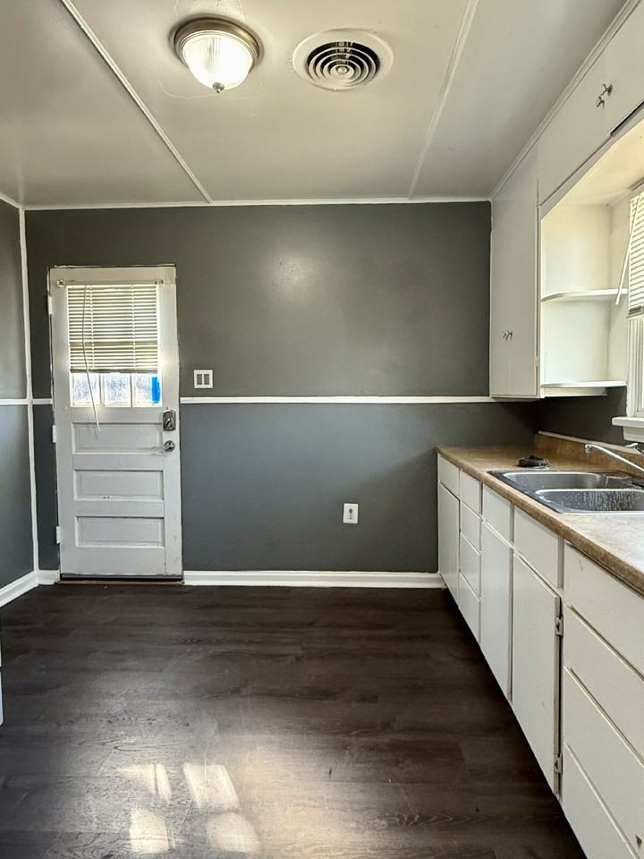 2405 23rd St - Photo 6 of 17