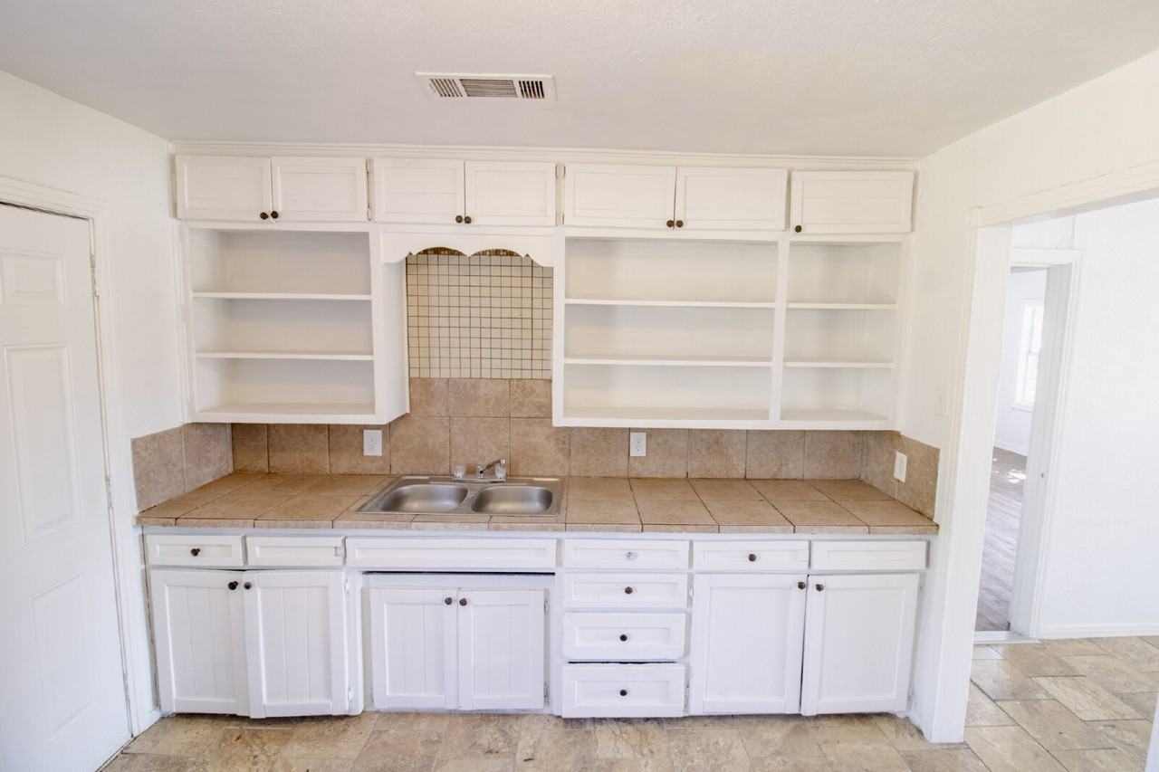 3306 2nd St - Photo 4 of 10