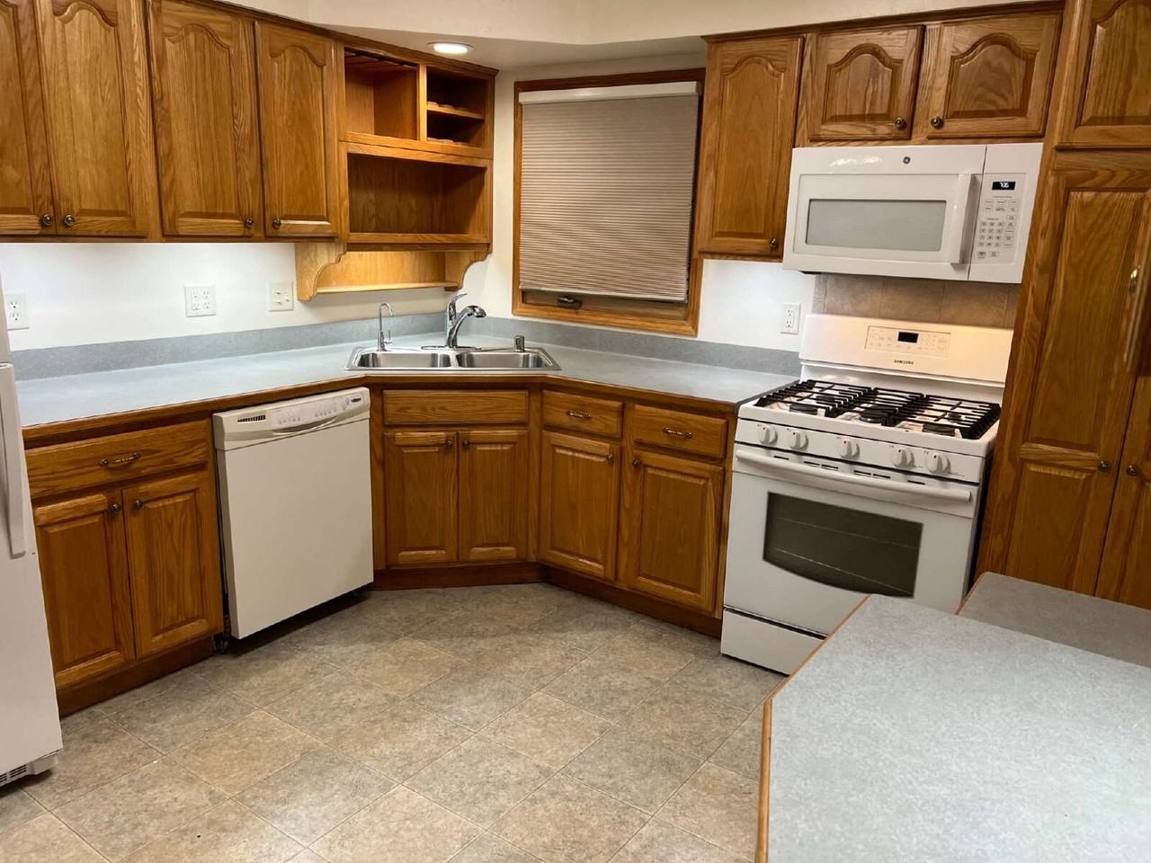 3201 Buckingham Rd - Photo 2 of 16