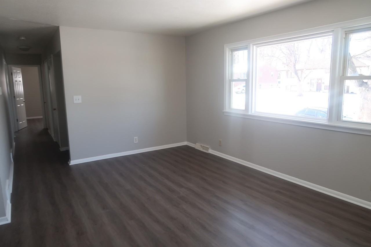 4645 Washington St Ne #B - Photo 2 of 9