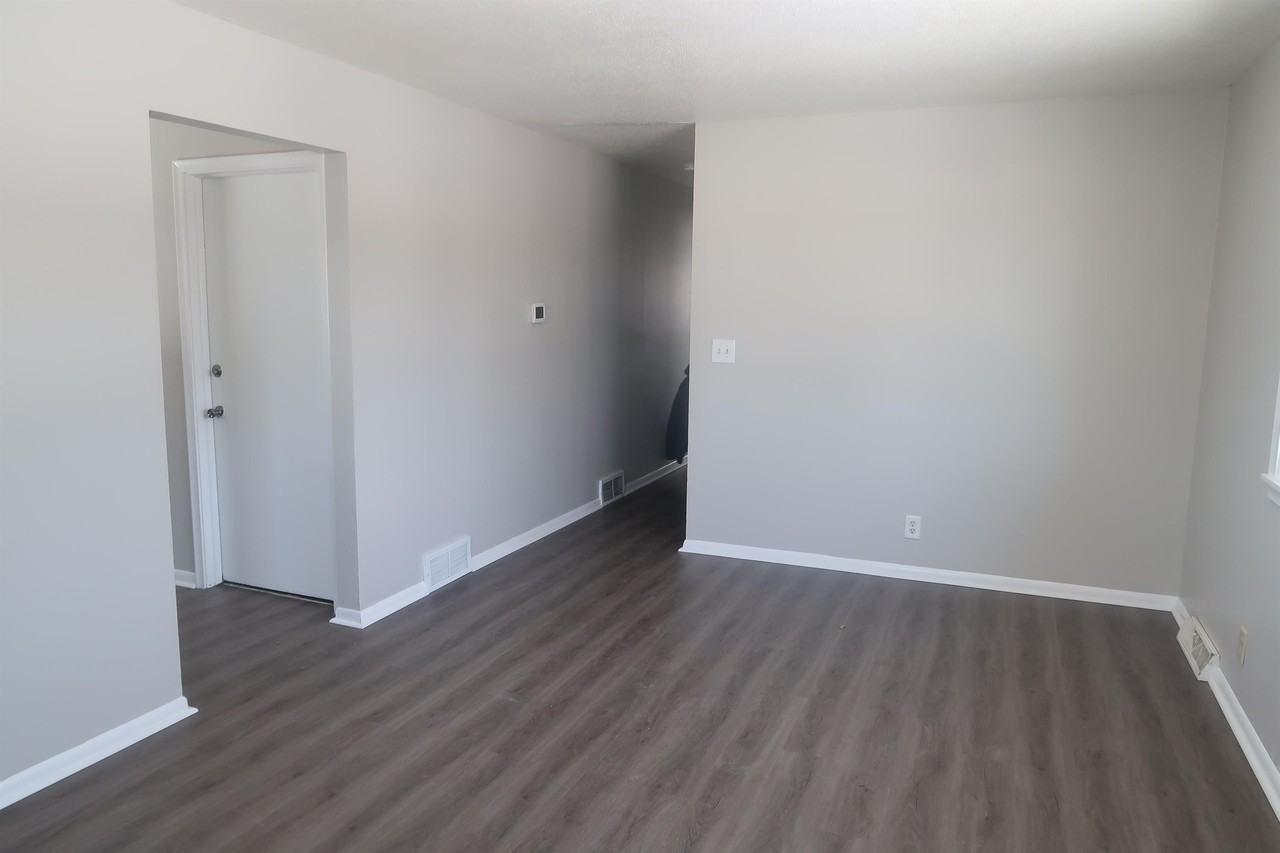 4645 Washington St Ne #B - Photo 6 of 9