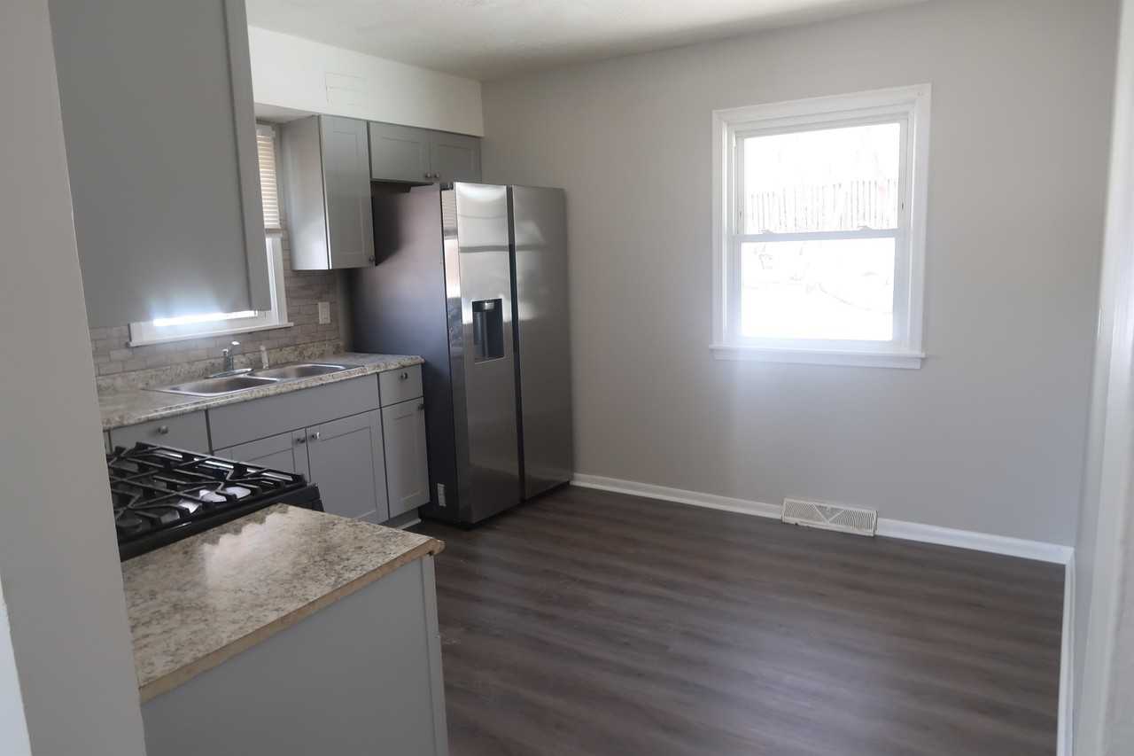 4645 Washington St Ne #B - Photo 3 of 9