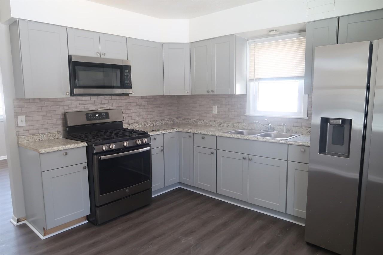 4645 Washington St Ne #B - Photo 7 of 9