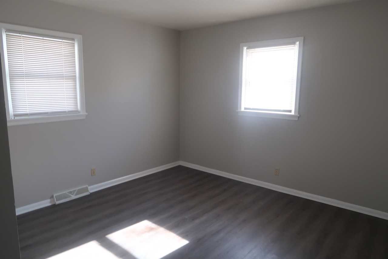 4645 Washington St Ne #B - Photo 5 of 9