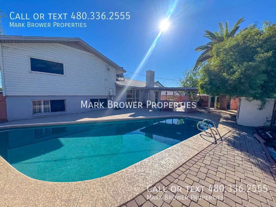 910 East La Jolla Drive