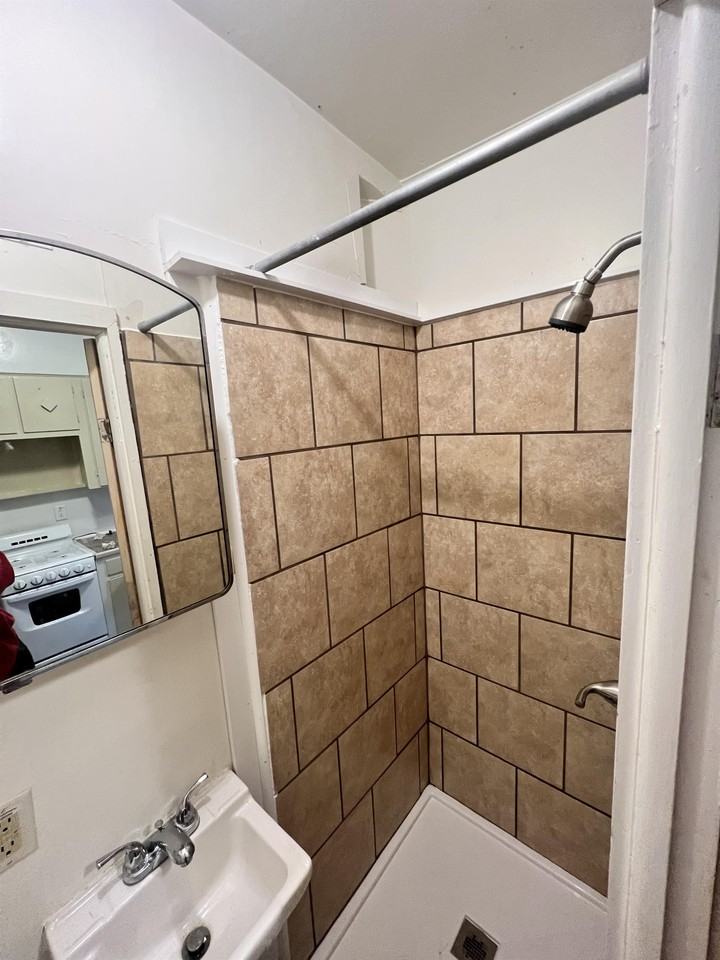 1422 Merrill St #3 - Photo 4 of 8