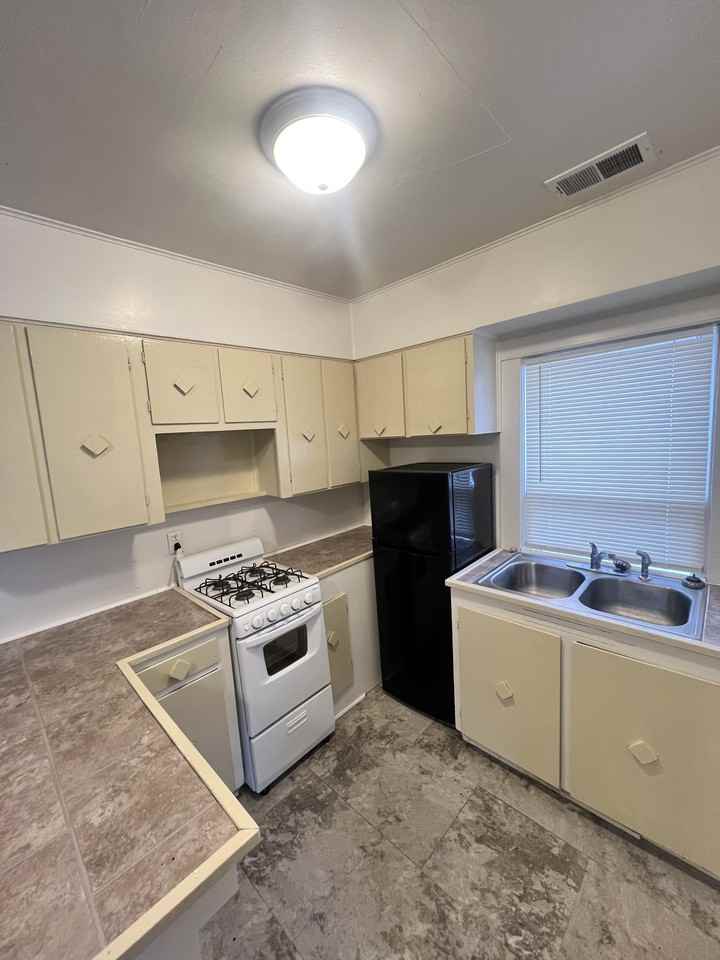 1422 Merrill St #3 - Photo 3 of 8